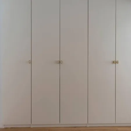 Piso Moderno En El Centro Detras Del Edificio Banco